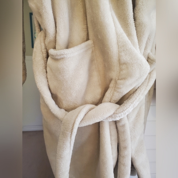 Cozy Cream Robe - Picture 3 of 4